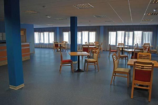 Una gran sala con mesas y sillas.