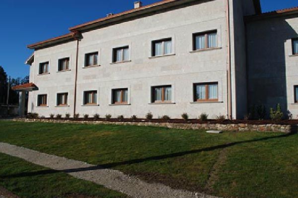 Un gran edificio blanco con muchas ventanas.