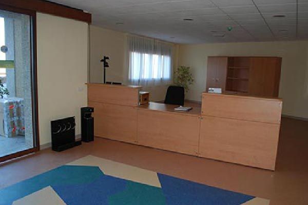 Una habitación con un escritorio y una silla.