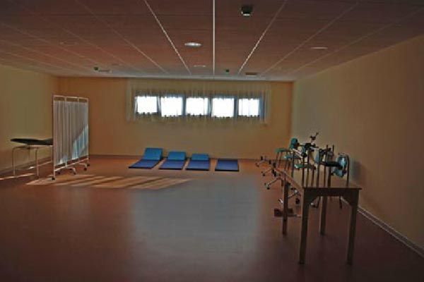 Una habitación vacía con una mesa y sillas.