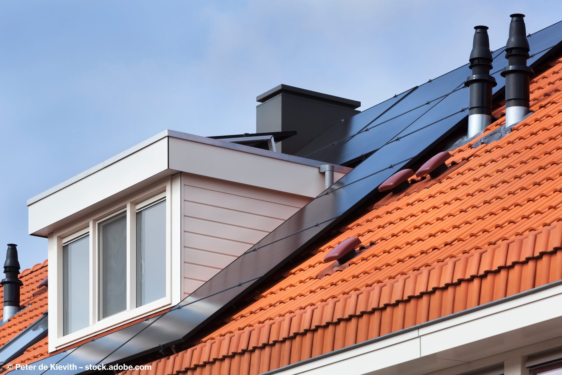 Dachfenster und Solarpaneele an dem Dach