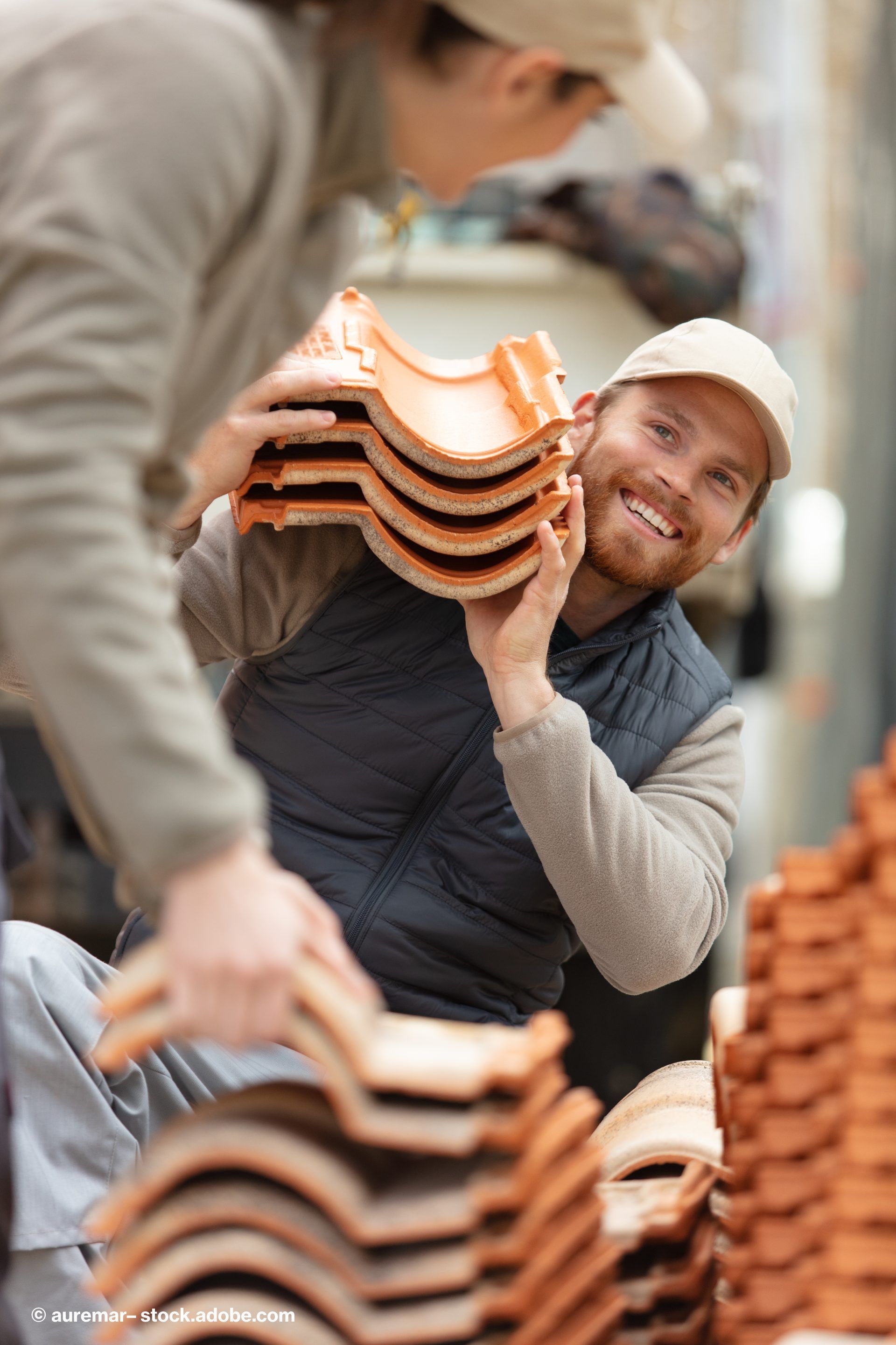 Dachdecker arbeitet an einem Dach
