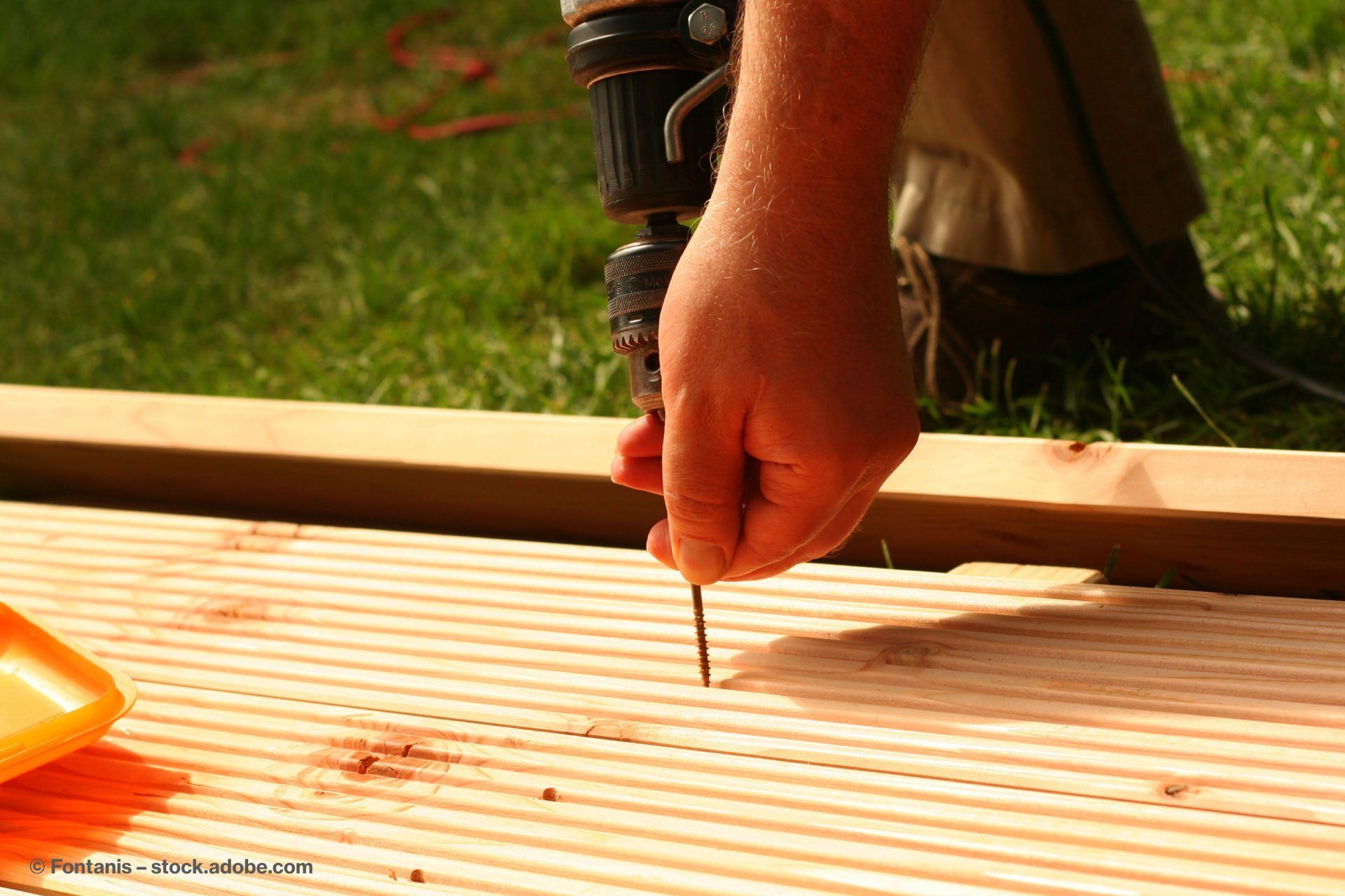 Dachdecker arbeitet Schrauben in Holz