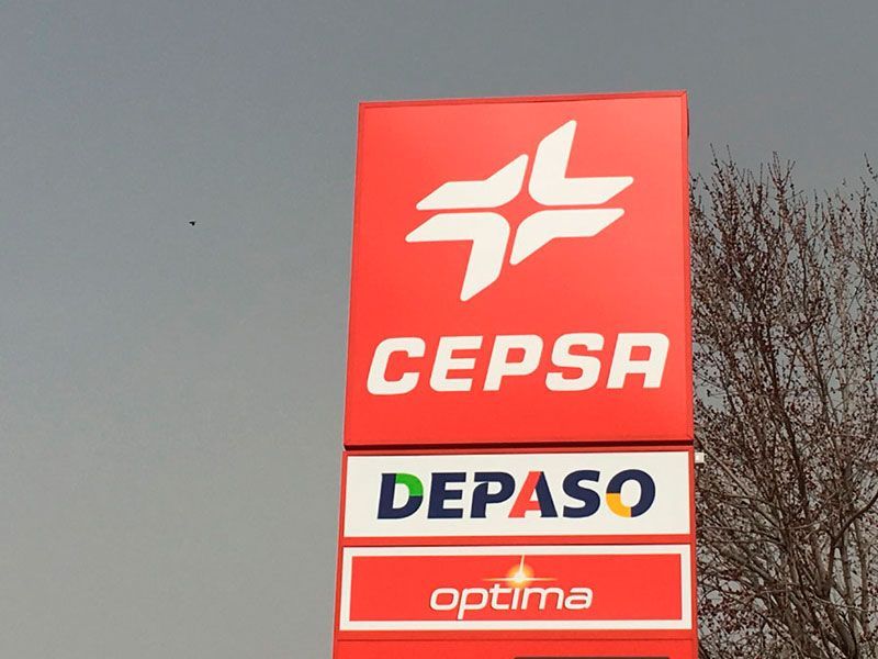 Un cartel rojo que dice cepsa depaso optima