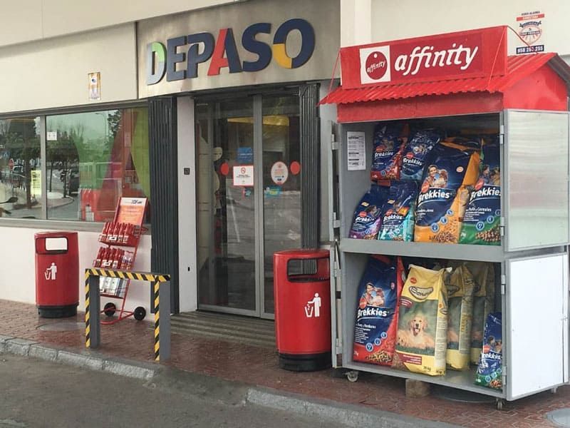 Una tienda de paso con una exhibición de comida para mascotas