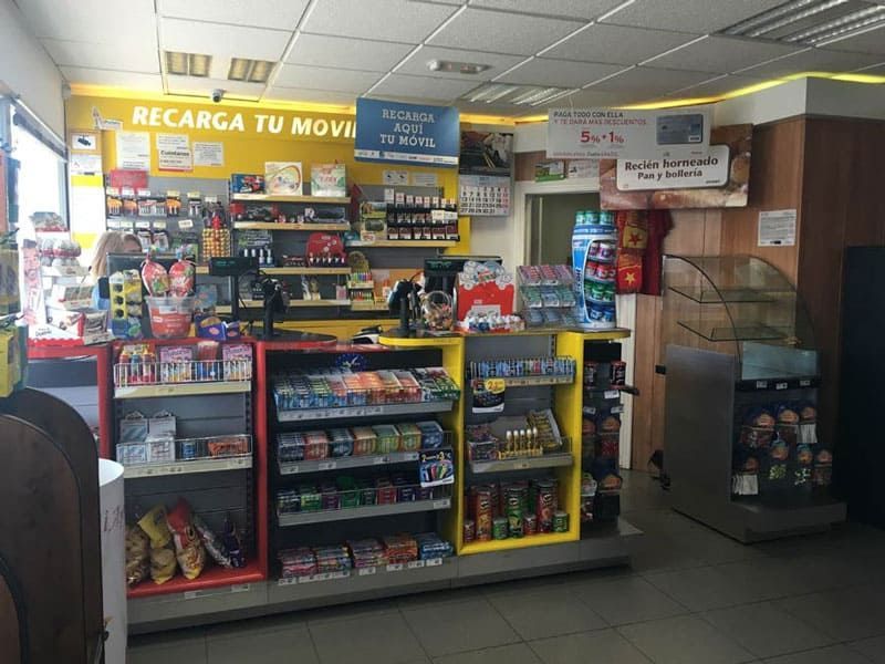 Una tienda con un cartel que dice recarga tu movil