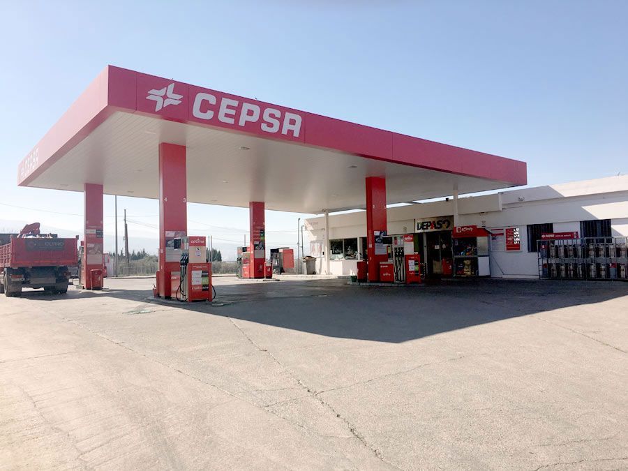 Una gasolinera roja y blanca con la palabra cepsa.