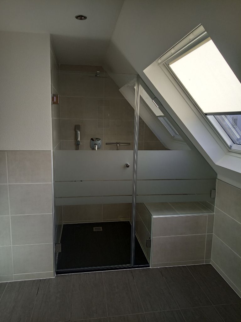 Glasdusche neben Dachfenster