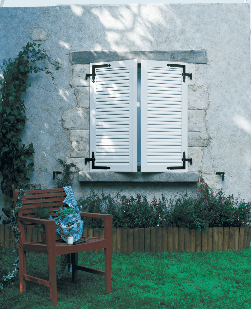 Volets persiennes en bois blanc