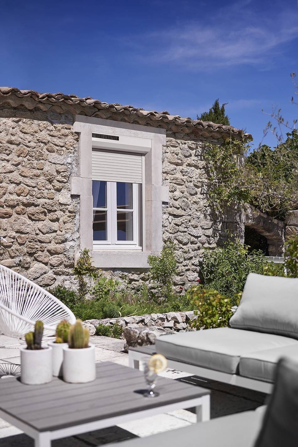 Volets roulants blancs sur une maison provençale