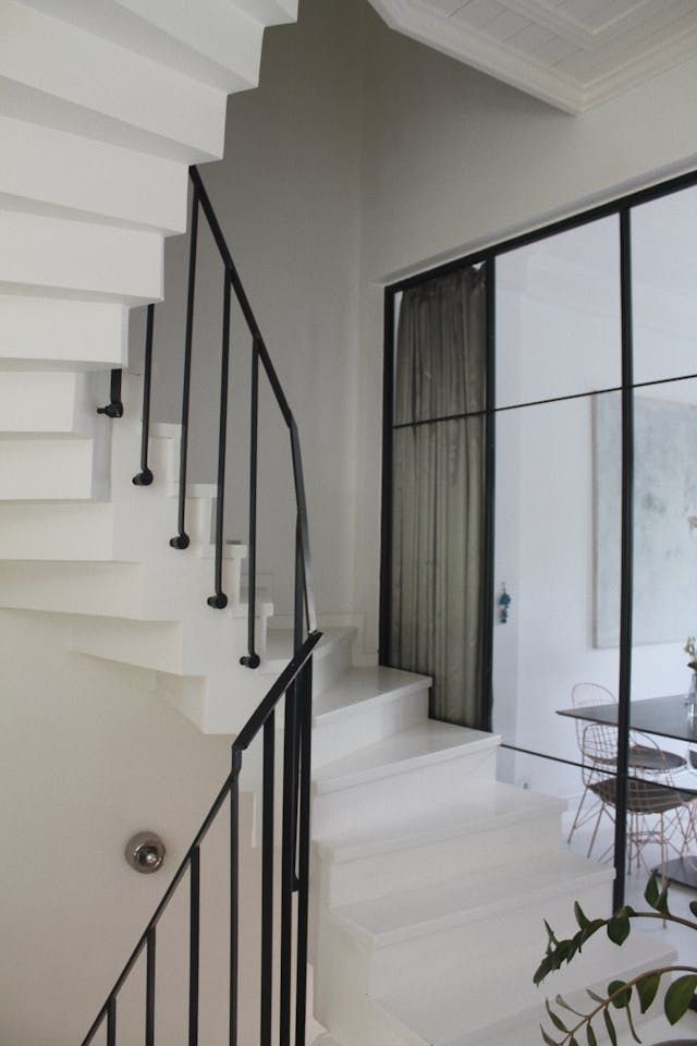 Garde-corps en verre dans un escalier tournant