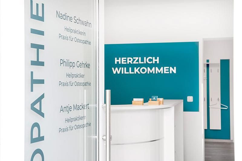 A blue wall with the words herzlich willkommen on it