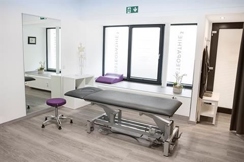 Nadine Schwahn - Praxis für Osteopathie - Praxis, Behandlungszimmer, Therapieliege