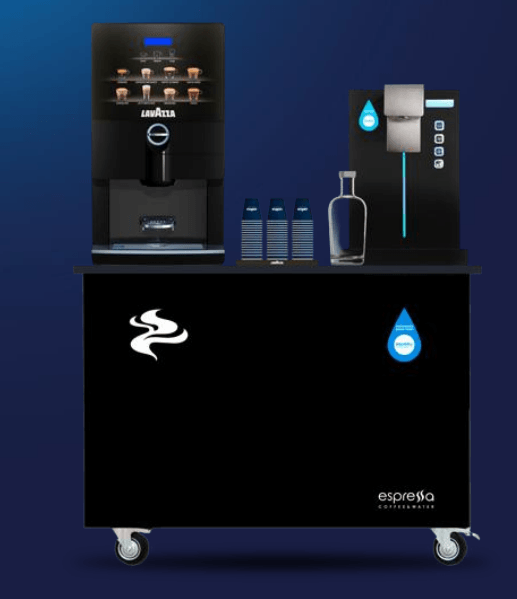 Máquina de café expreso negra sobre un carrito con ruedas con dispensador de agua y jarabes embotellados sobre un fondo azul.
