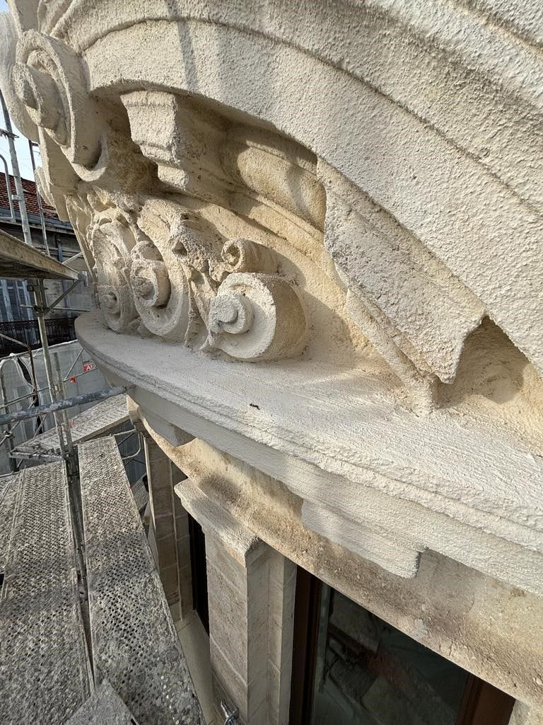 Pierre travaillée de la façade de l'immeuble