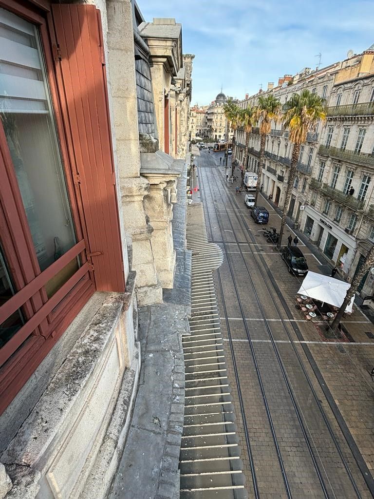 Fenêtre de l'immeuble et vue sur la rue