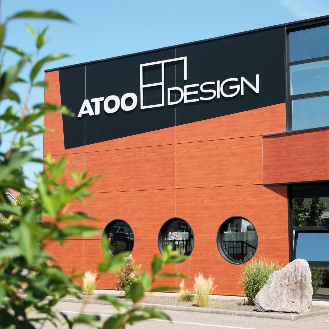 Façade d'un bâtiment avec le nom de l'enseigne Atoo Design