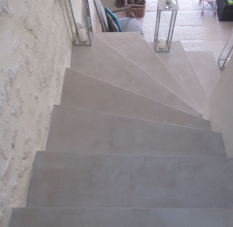 Photo de marches d'escalier en béton ciré