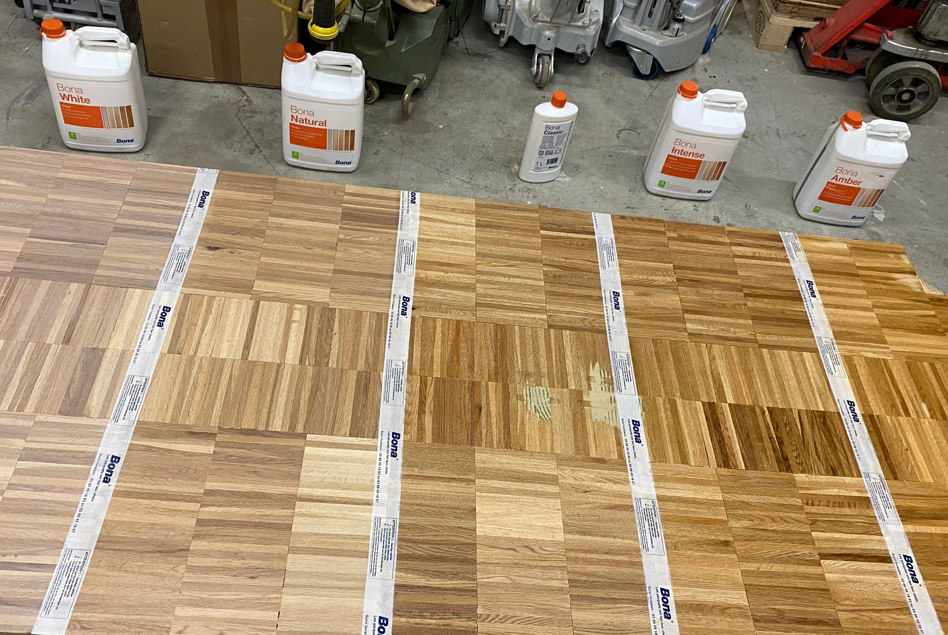 Photo d'un parquet en bois avec plusieurs tests de vernis