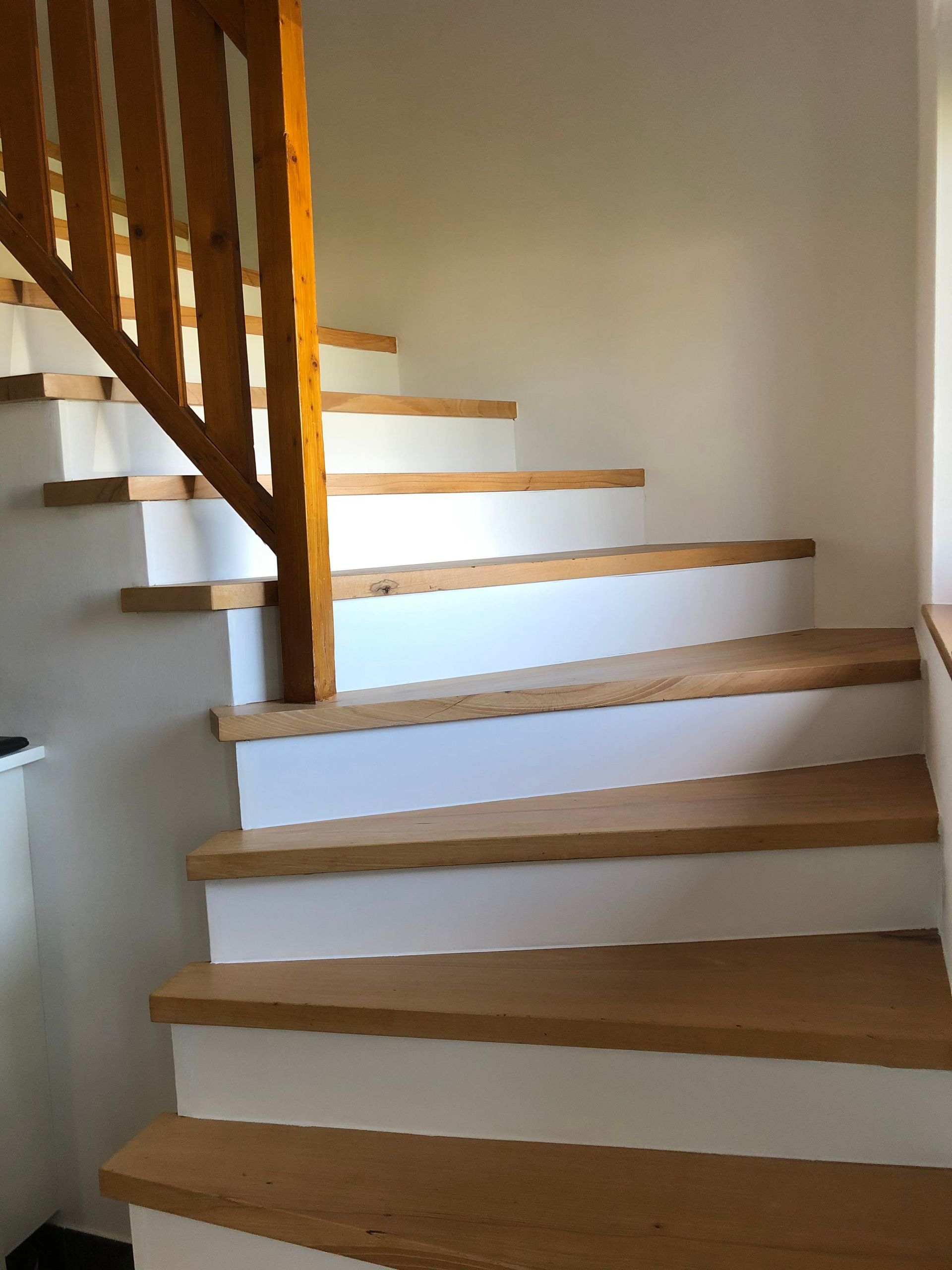 Photo de marches d'escalier en bois réparées