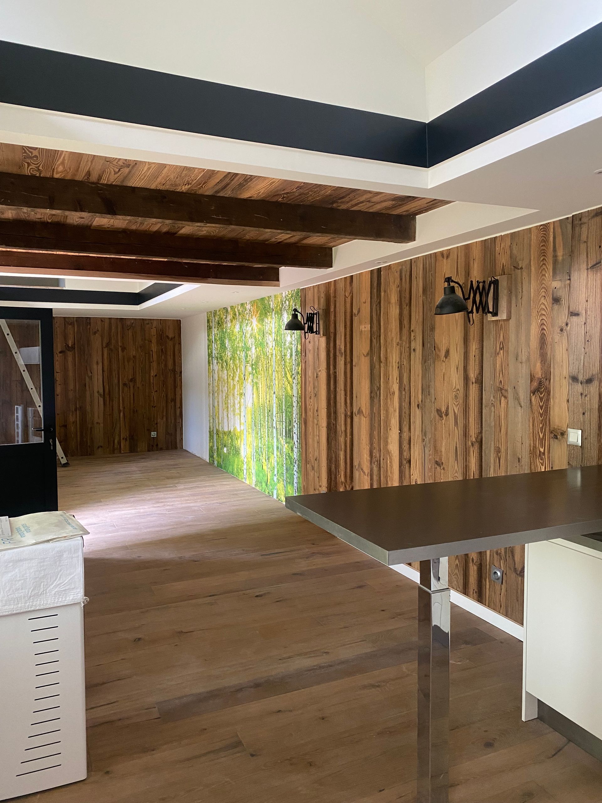 Photo de l'intérieur d'une maison avec un mur recouvert de lambris