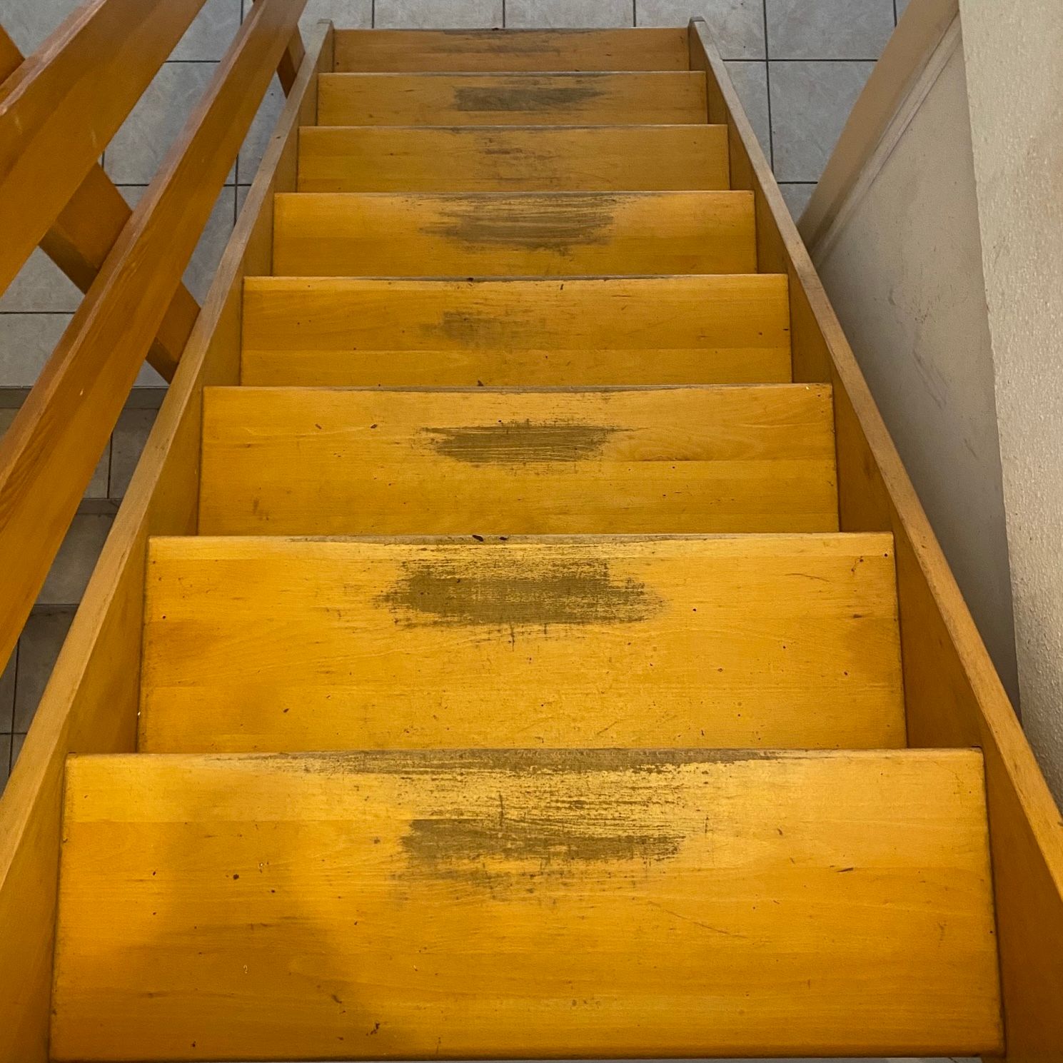 Photo de marches d'escalier abîmées