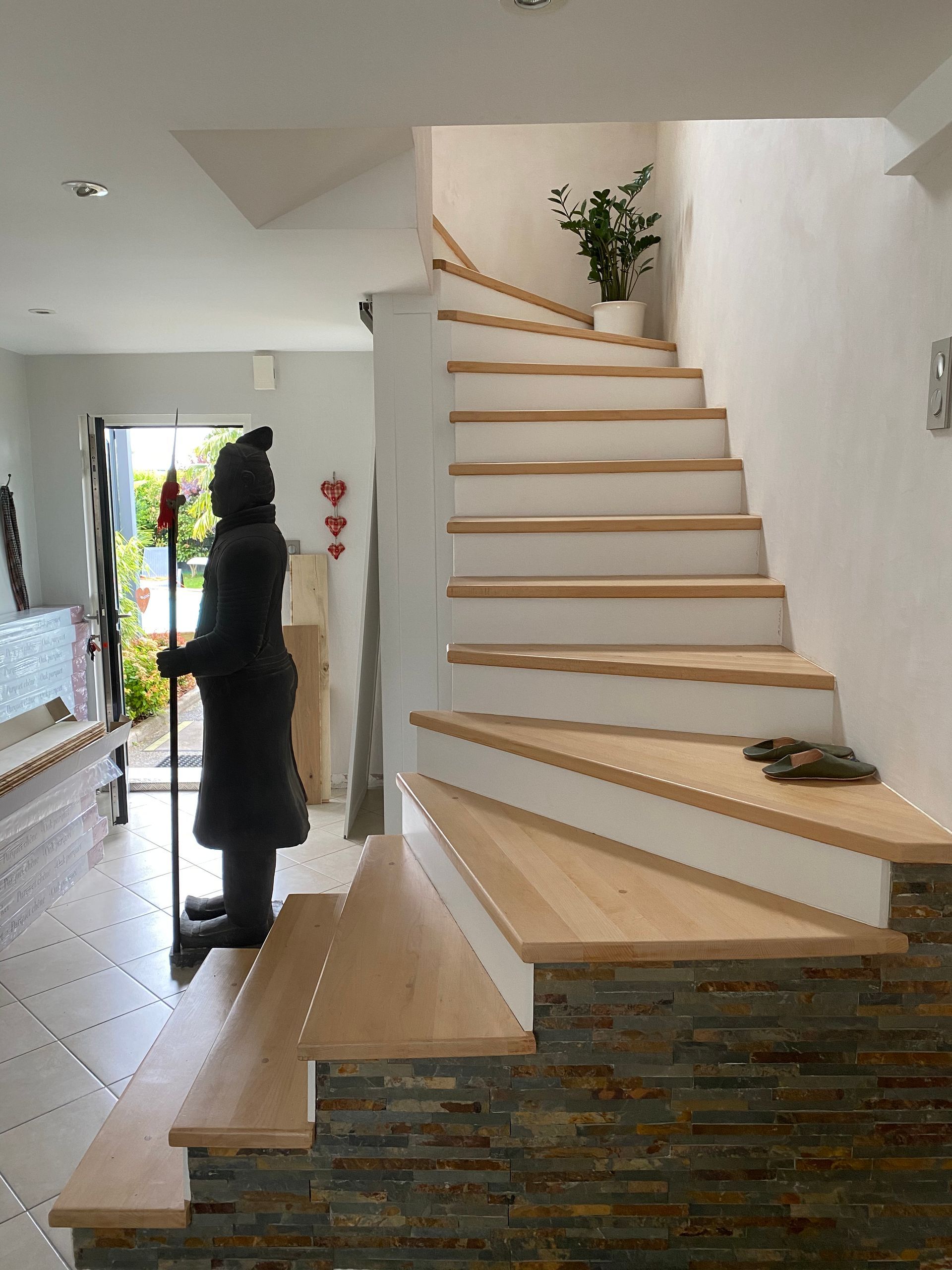 Un salon avec un escalier