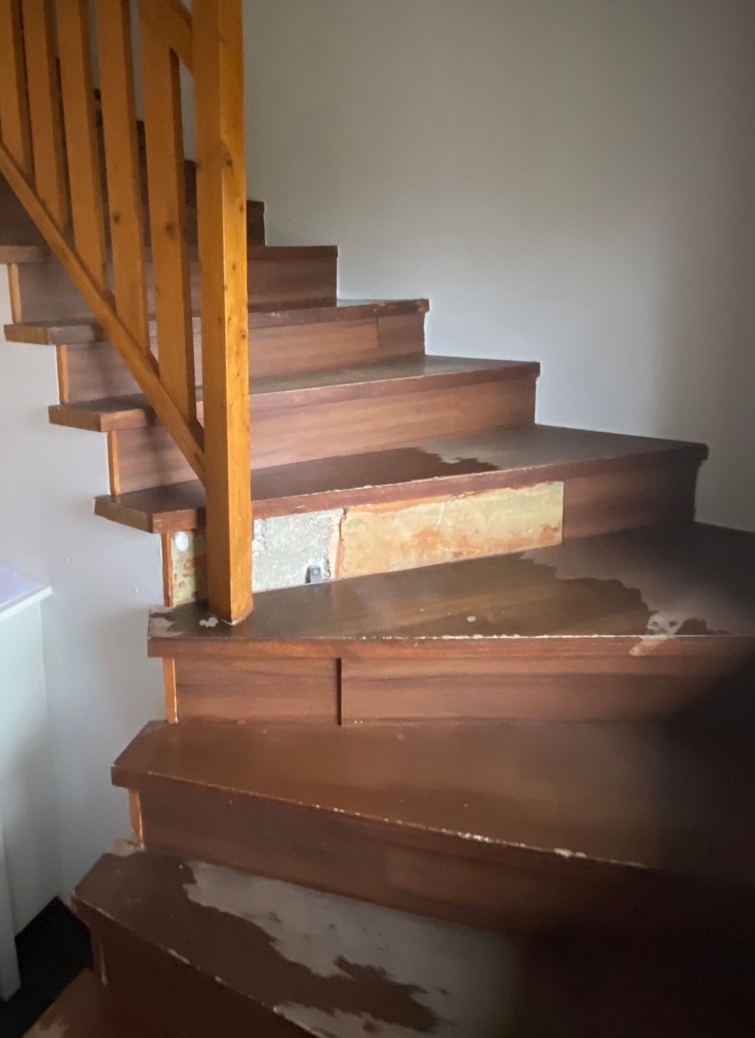 Photo de marches d'escalier en bois abîmées