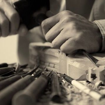 Photos des mains d'un sculpteur