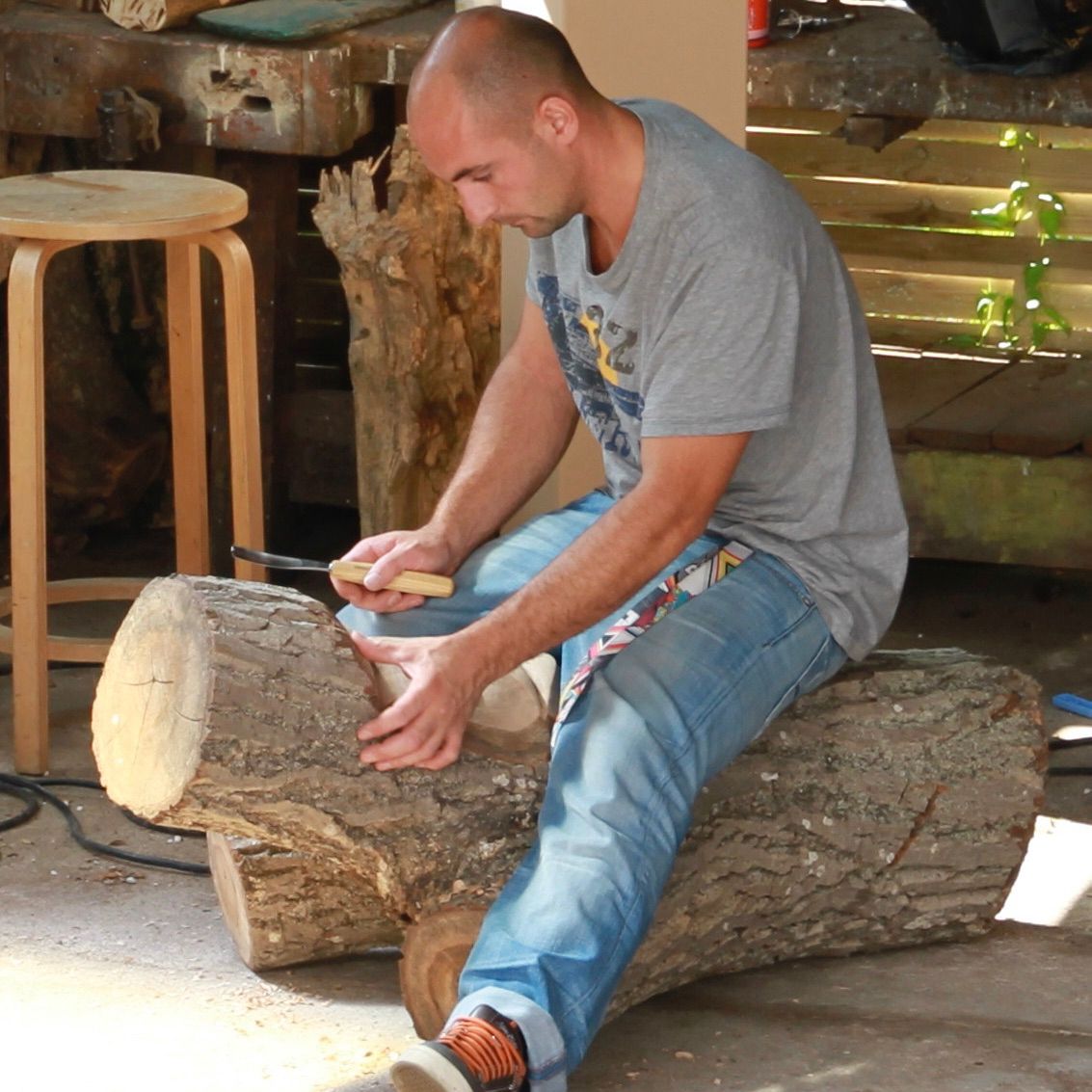 Photo de M. Garcia assis sur un tronc d'arbre