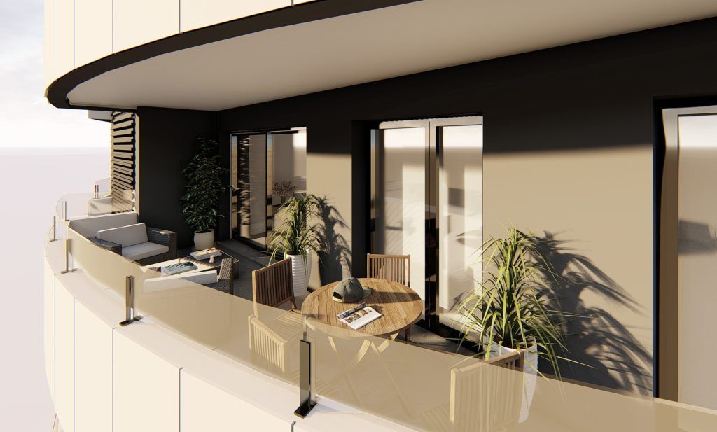 Vista del balcón: Plantas, mesa, sillas, barandilla de vidrio en un edificio de gran altura con diseño curvo.