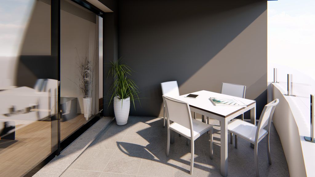 Balcón con mesa y sillas blancas y maceta. Paredes y suelo grises, puerta de cristal.