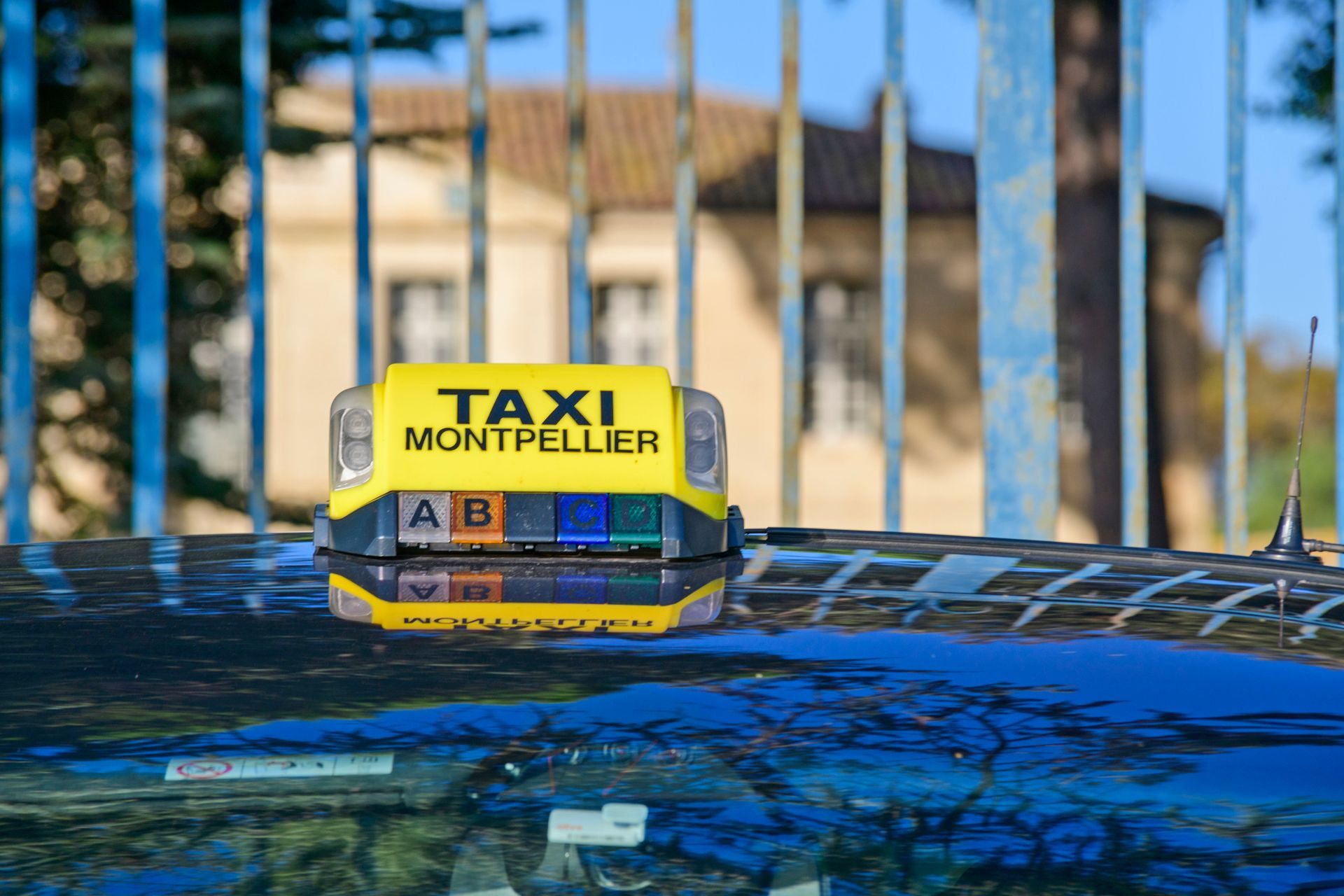 Enseigne lumineuse de Taxi Montpellier sur le toit d’un véhicule