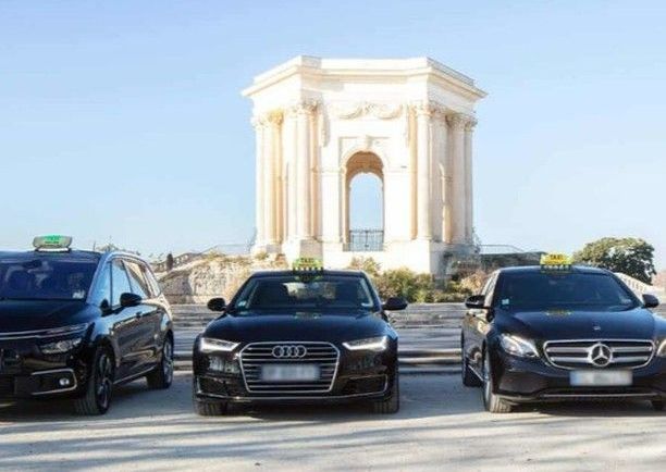 Trois taxis TRAM Montpellier devant un monument de Montpellier