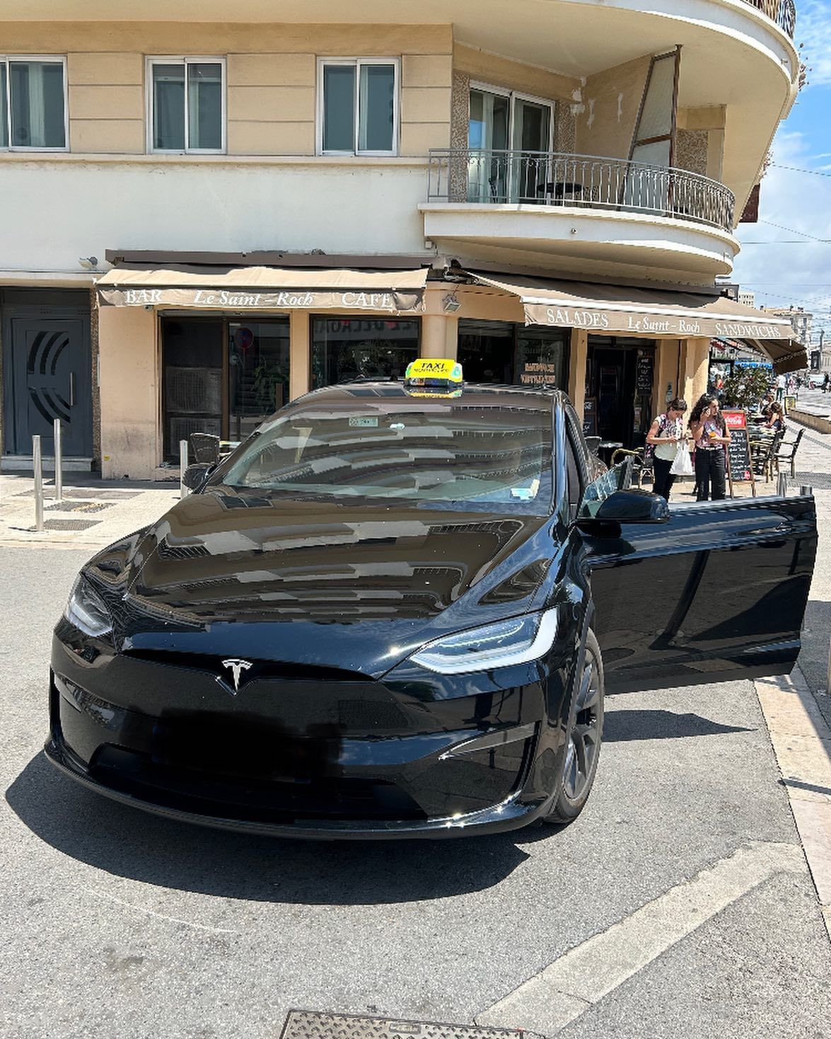 Taxi de marque Tesla garé dans une rue de Montpellier