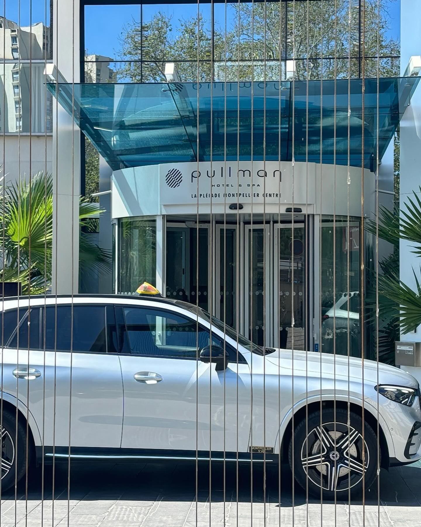 Taxi devant l'hôtel Pullman de Montpellier