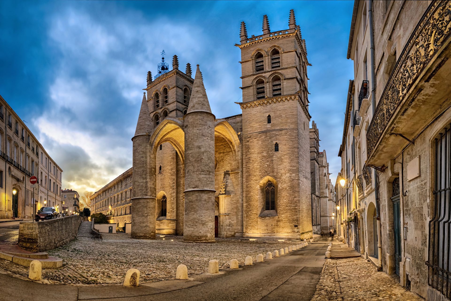 Cathédrale Saint-Pierre de Montpellier au coucher du soleil