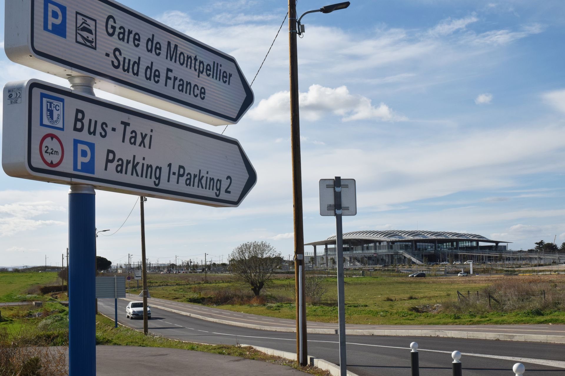 Pancartes de signalisation indiquant la gare de Montpellier