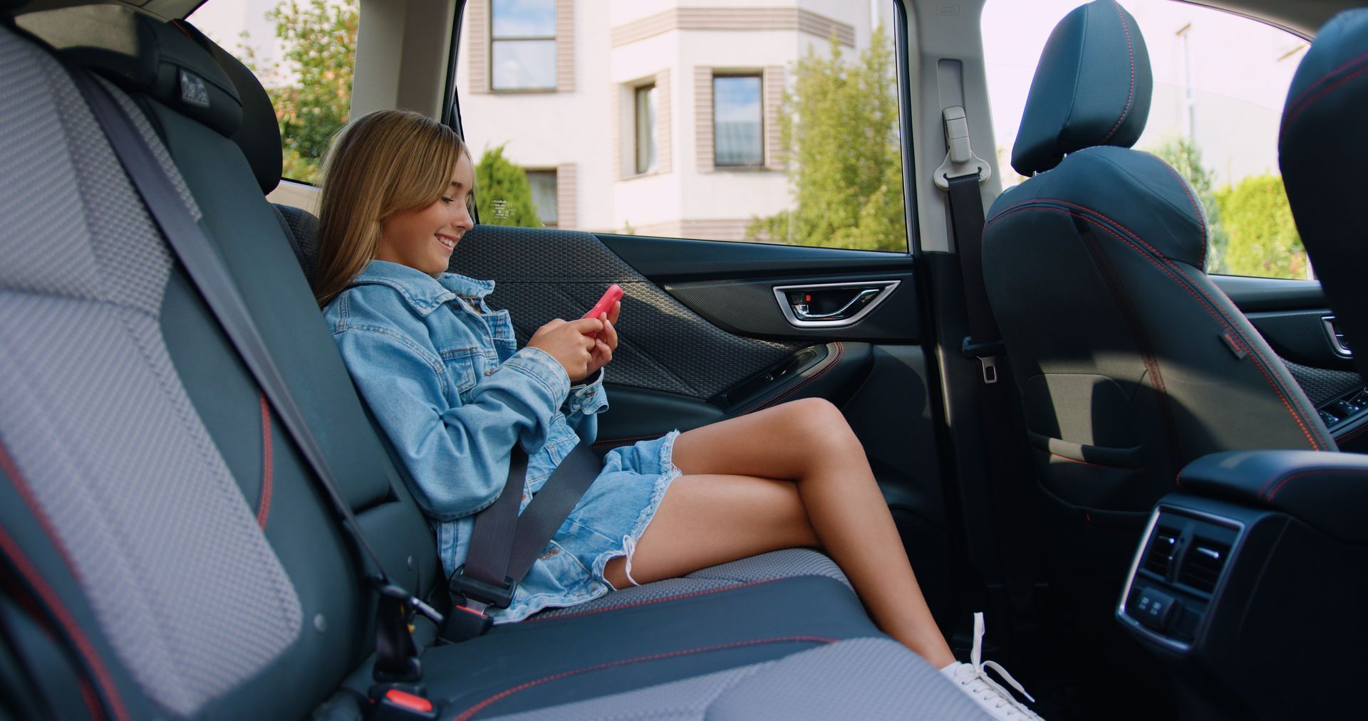 Jeune fille assise à l'arrière d'un taxi