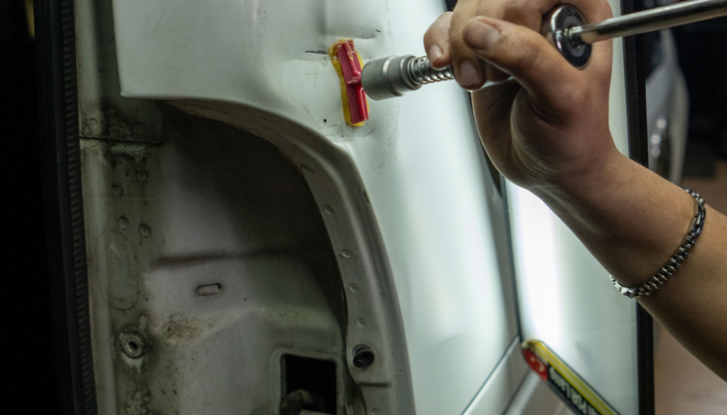 Remise en état de la carrosserie d'une cabine de poids lourd