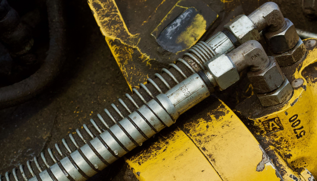 Flexibles et raccords hydrauliques en réfection sur un équipement industriel