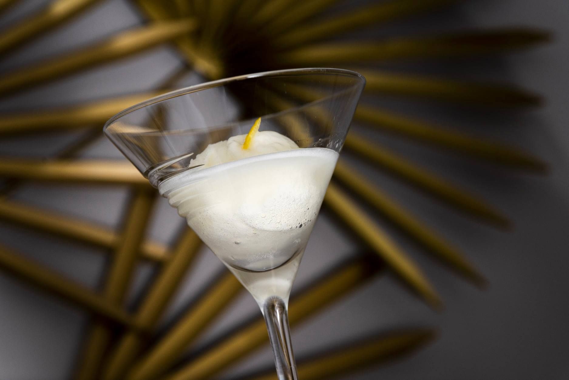 Dessert rafraîchissant avec une boule de glace dans un verre