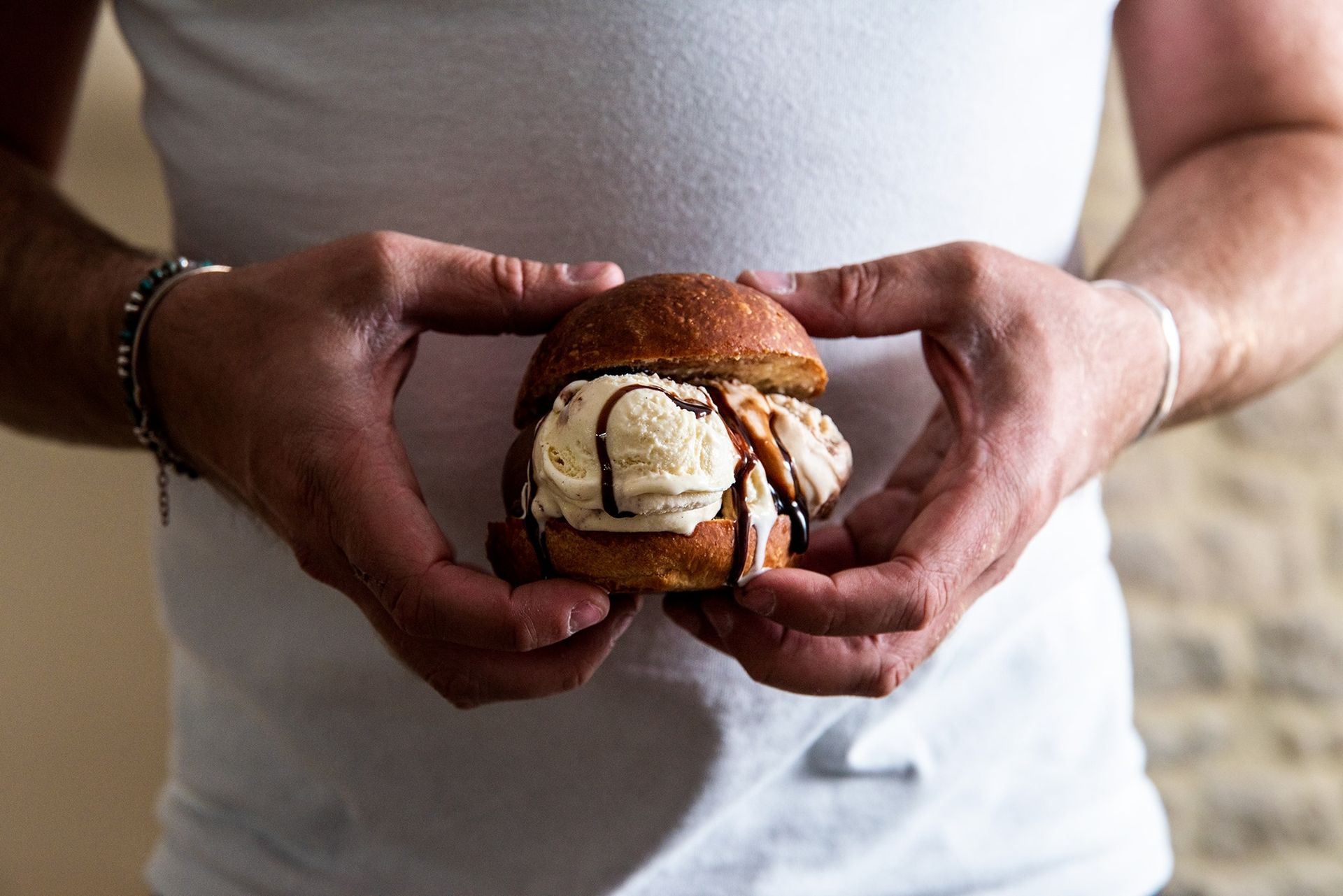 Petit Bun brioché avec deux boules de glace à la vanille