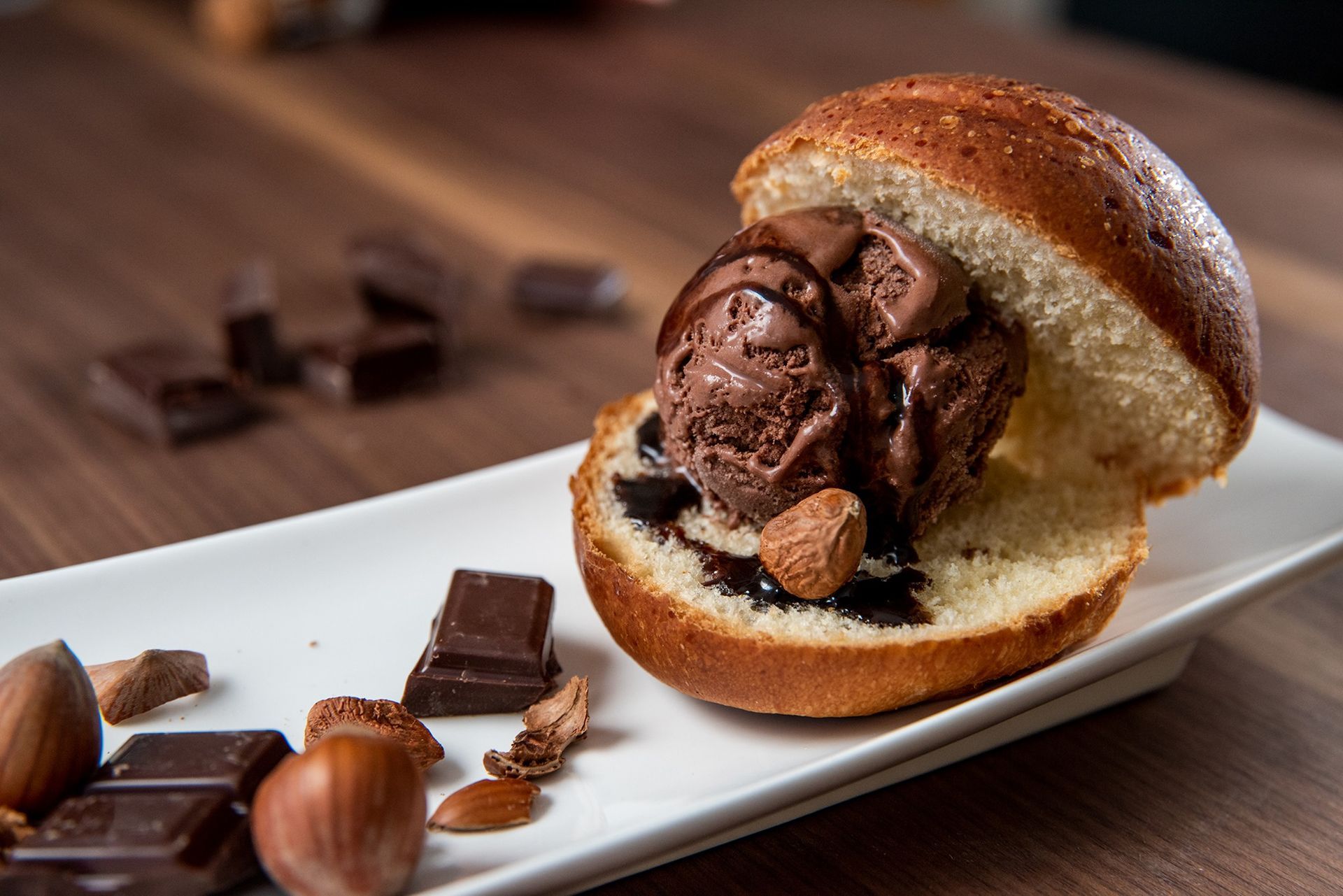 Bun brioché avec boule de glace chocolat