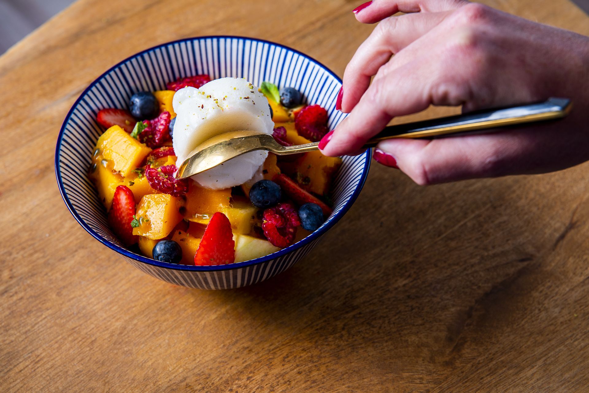 Salade de fruit avec une boule de glace