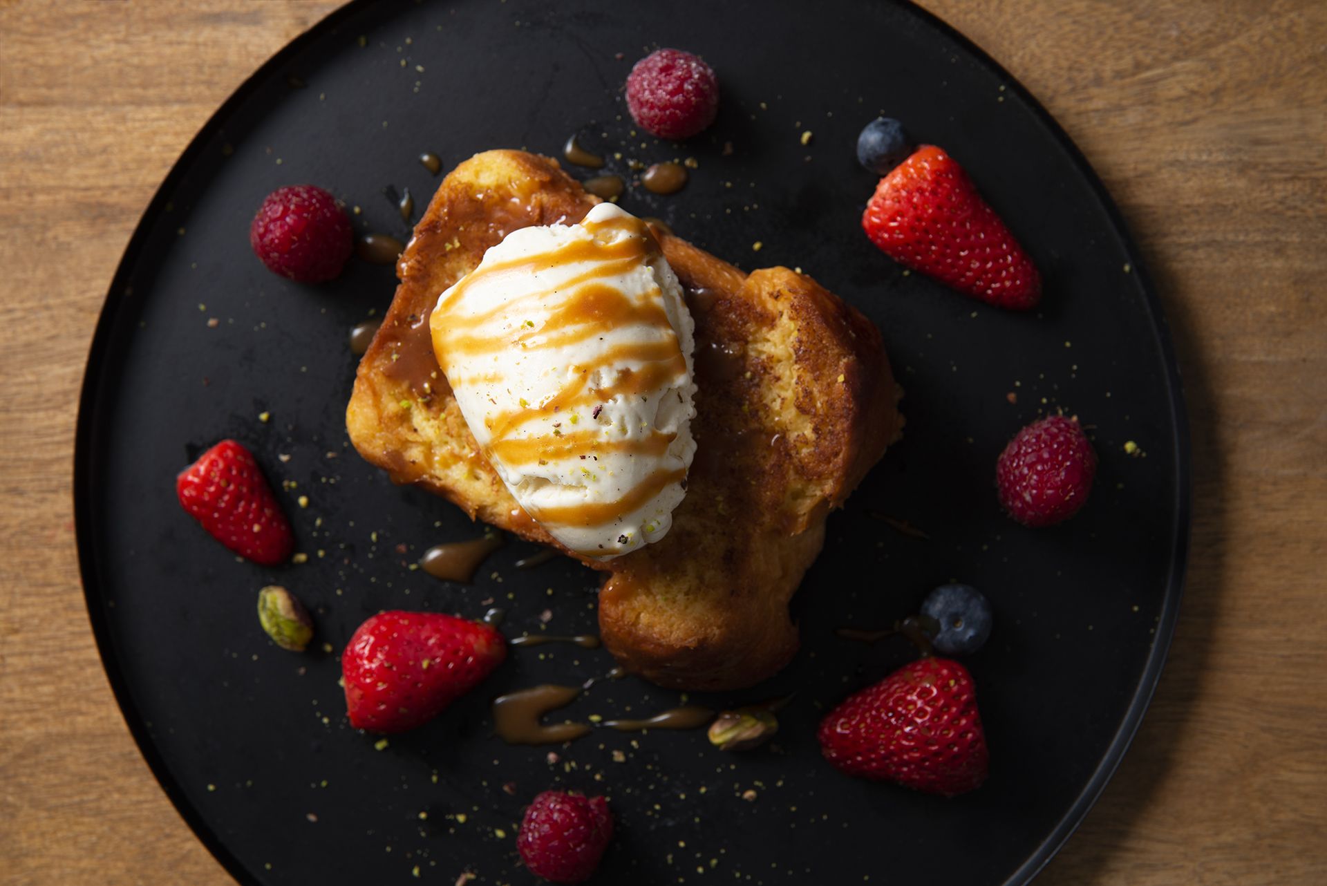 Tranche de pain perdu avec une boule de glace et quelques fraises