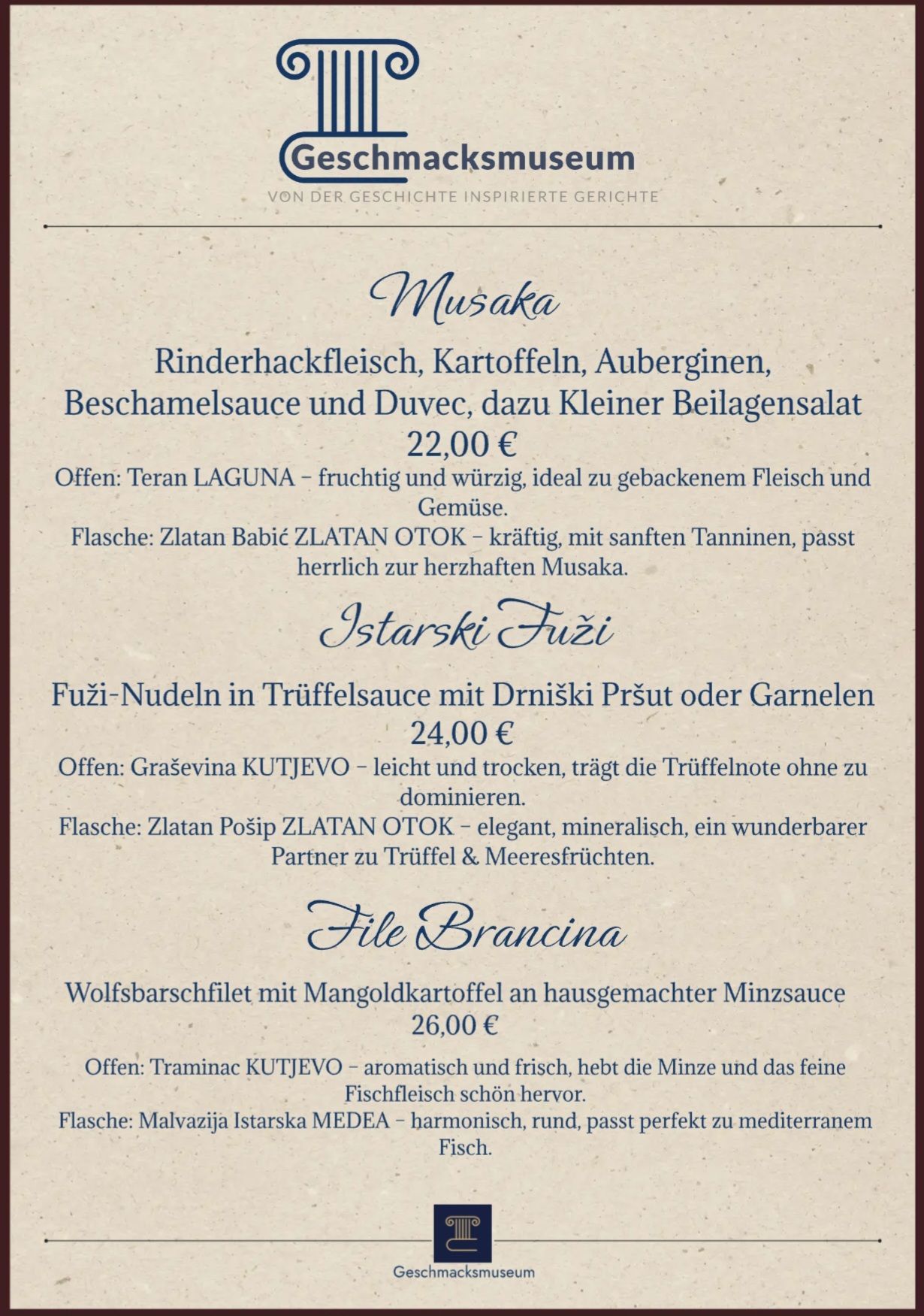 Eine Speisekarte des Geschmacksmuseums mit drei mediterranen Hauptgerichten, passenden Weinen und Preisen auf strukturiertem Hintergrund.