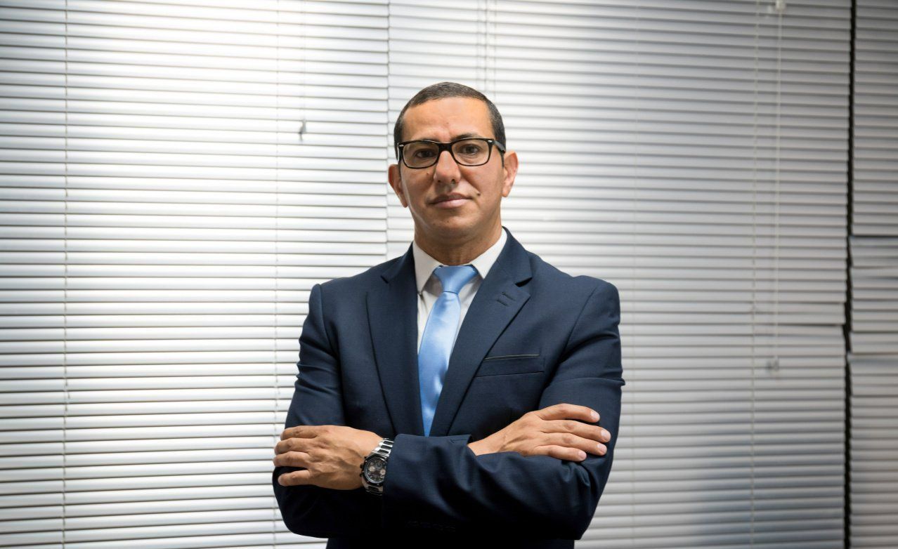 Maître Zouaoui avec des lunettes