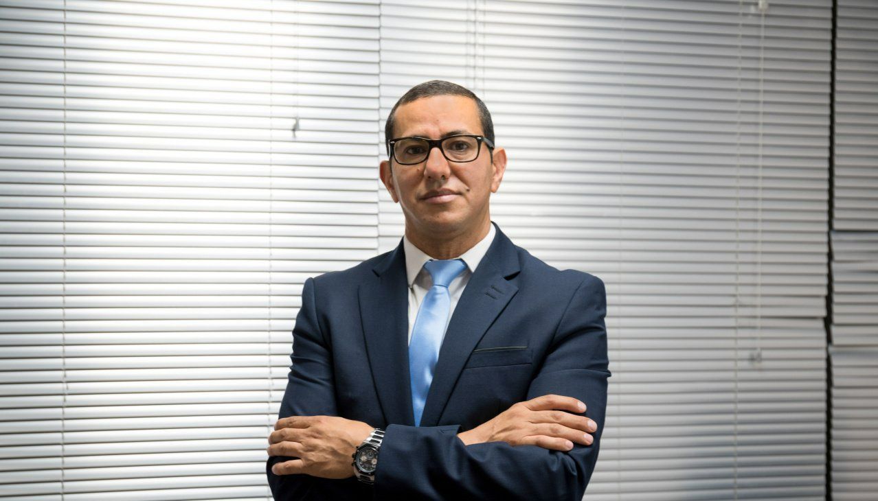 Maître Zouaoui avec une cravate bleue