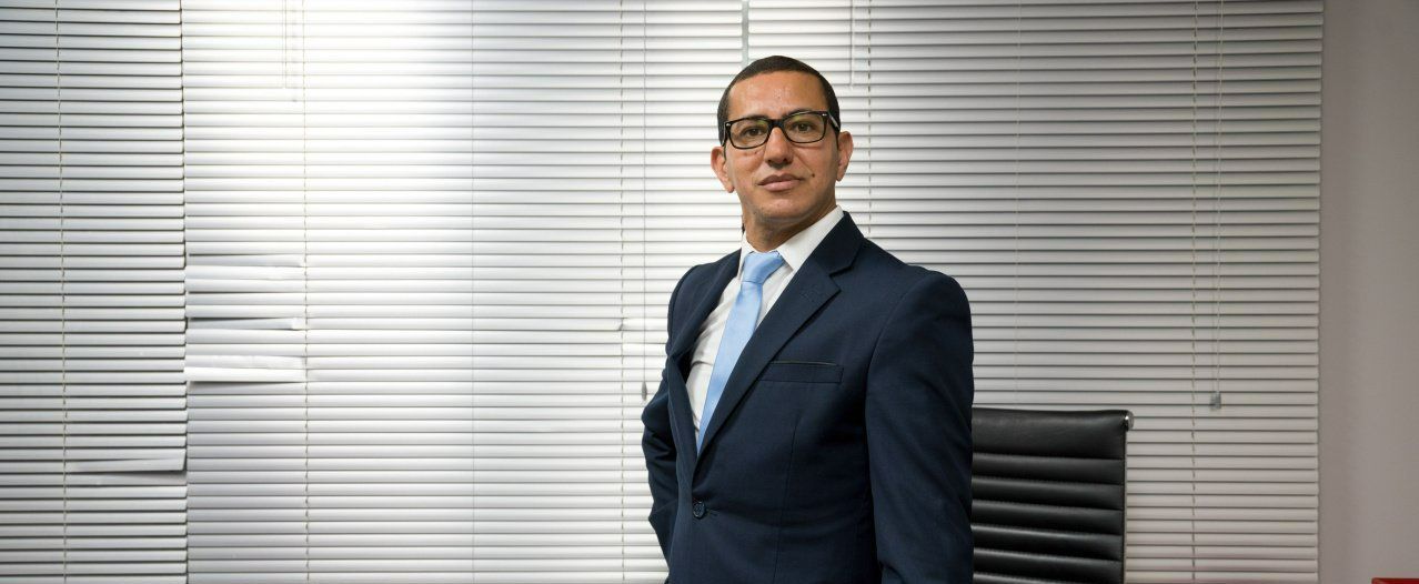 Maître Zouaoui avec une veste bleue